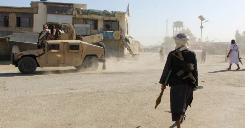 Combatientes talibanes afganos patrullan cerca de la frontera entre Afganistán y Pakistán, en Spin Boldak, en la provincia de Kandahar, tras intercambios de disparos entre fuerzas pakistaníes y afganas en octubre de 2025.