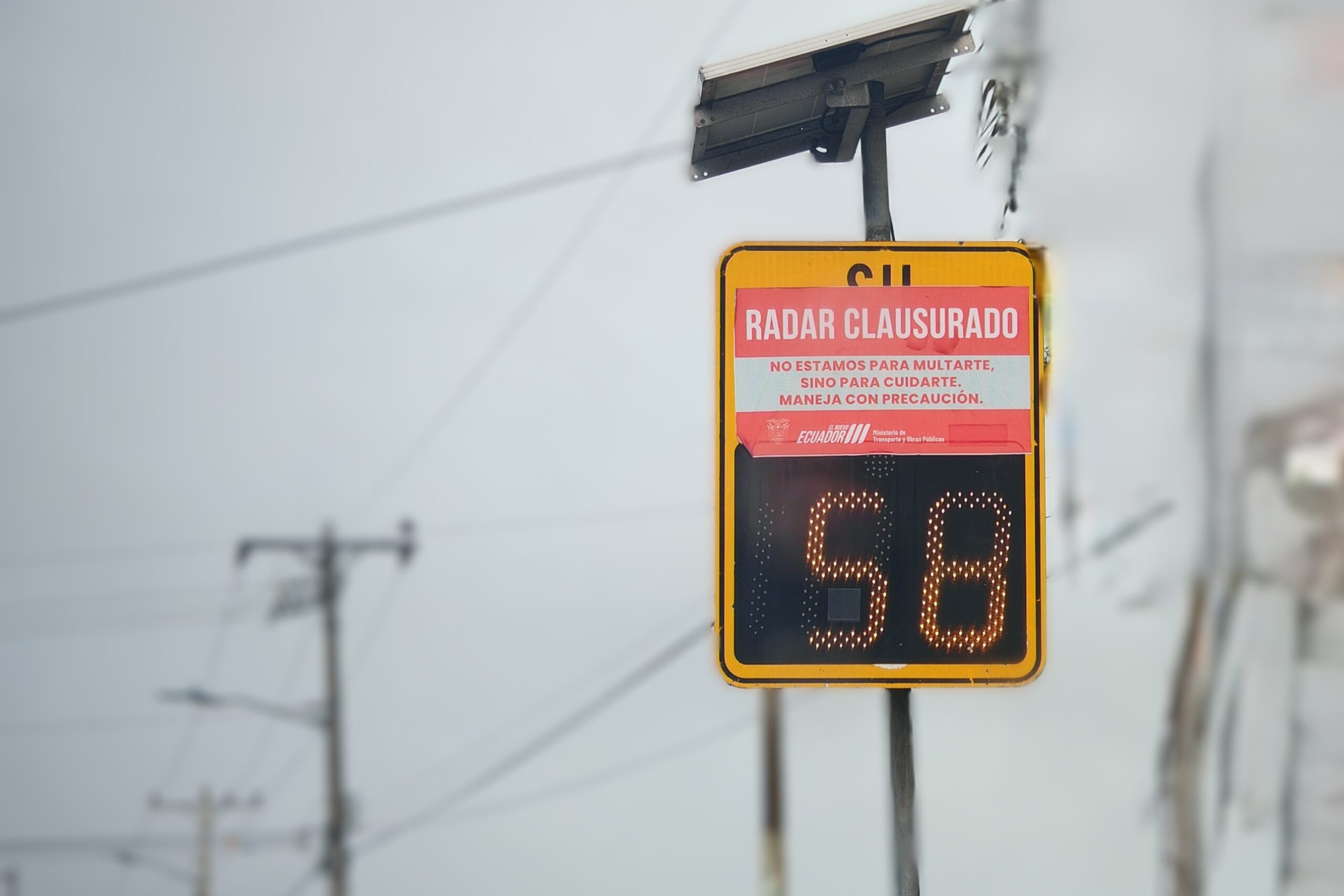 Los Fotorradares en Ecuador: De Herramienta de Seguridad Vial a Controversia Política